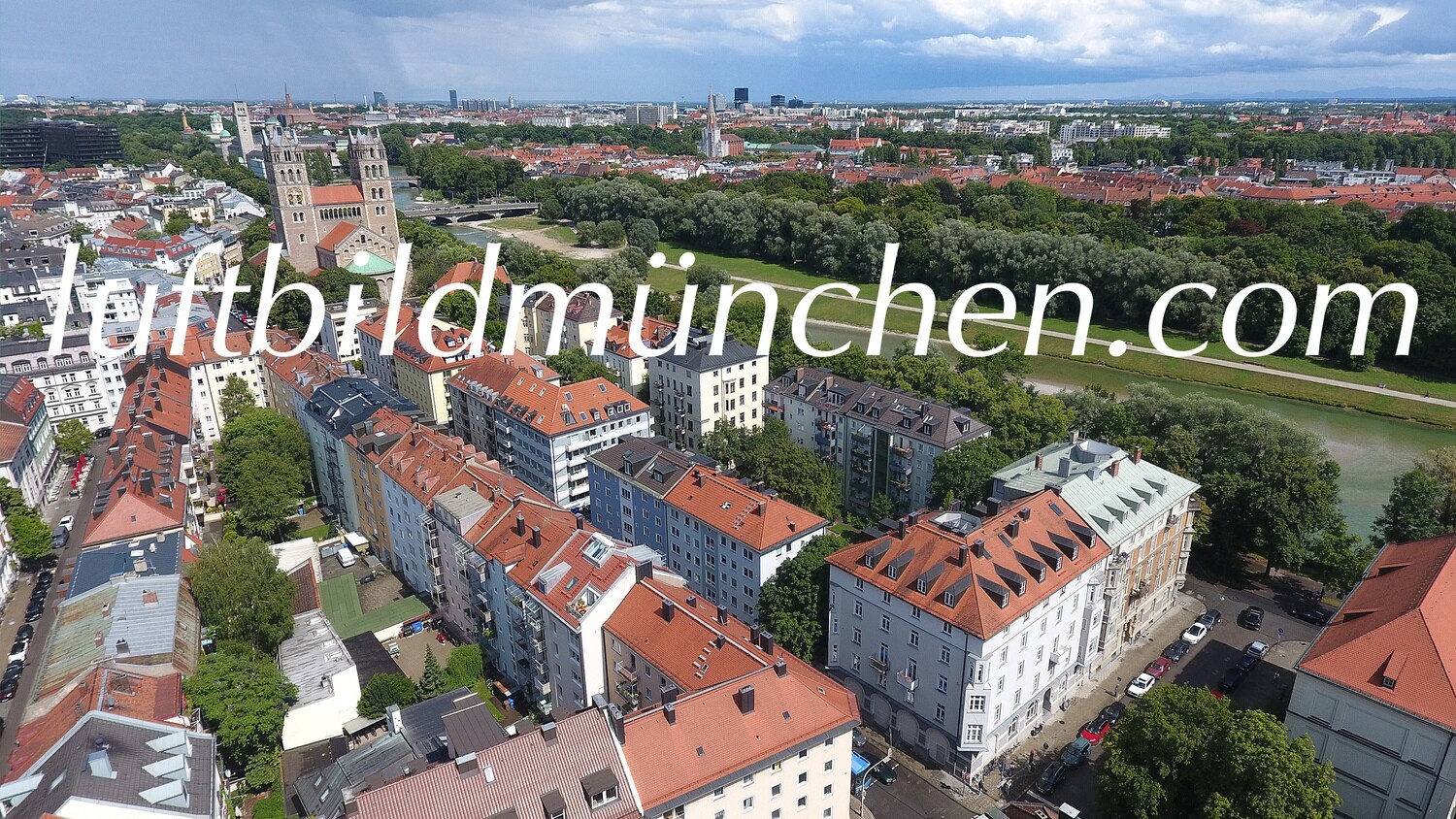 München, Bayern, Luftbild, Foto aus Drohne, Isar, Zentrum, Altstadt, Isarvorstadt, Kirche St. Maximilian, Maximilianskirche, Glockenbachviertel, Au,