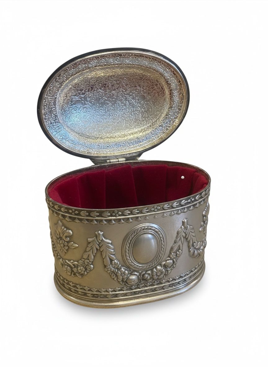 Cofanetto Portagioie Vintage in Metallo Lavorato con Interno in Velluto Rosso