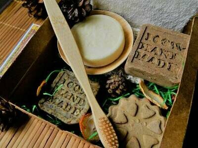 Organic Men&#39;s &quot;Mystic Man&quot; kit with shampoo, soap, deodorant and toothpaste
