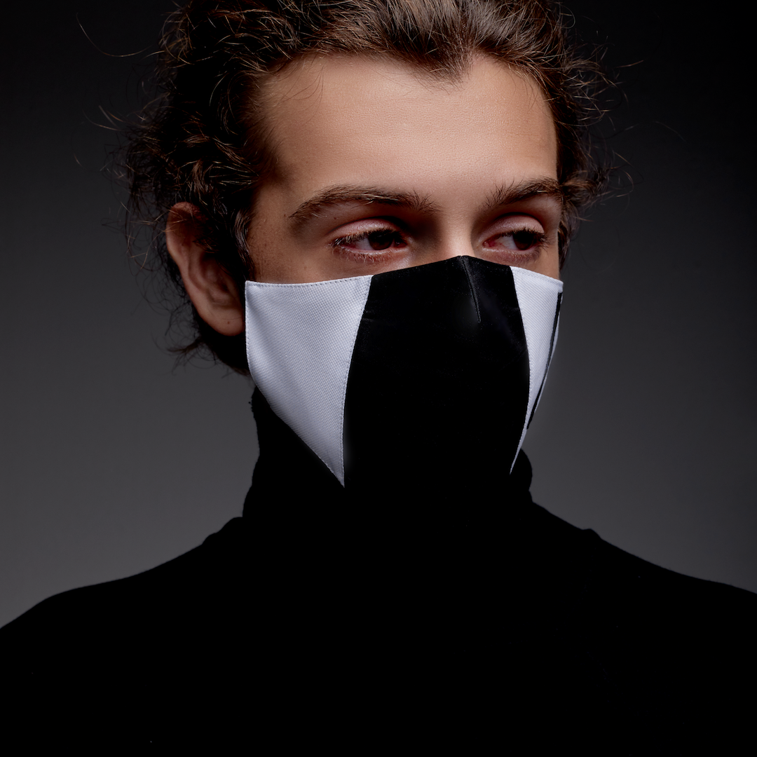 PLEATED BLACK AND WHITE FACE MASK PLEATED BLACK AND WHITE FACE MASK