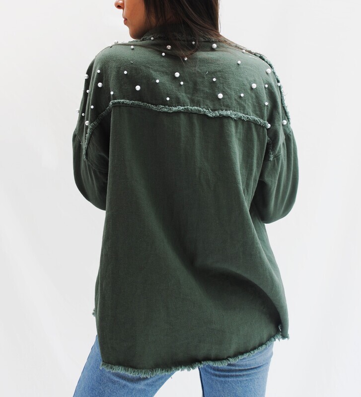 Camperita militar con perlas