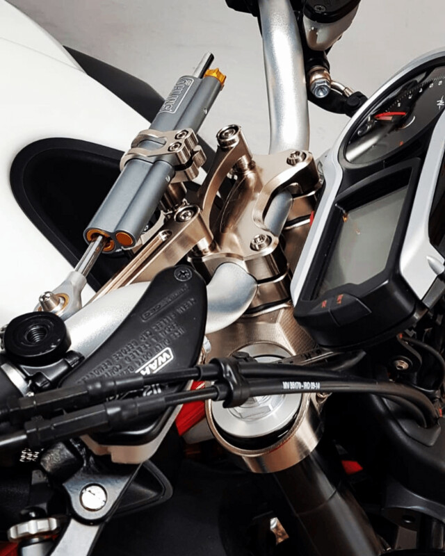Öhlins steering damper kit MV Agusta B4 1090RR Öhlins steering damper kit MV Agusta B4 1090RR