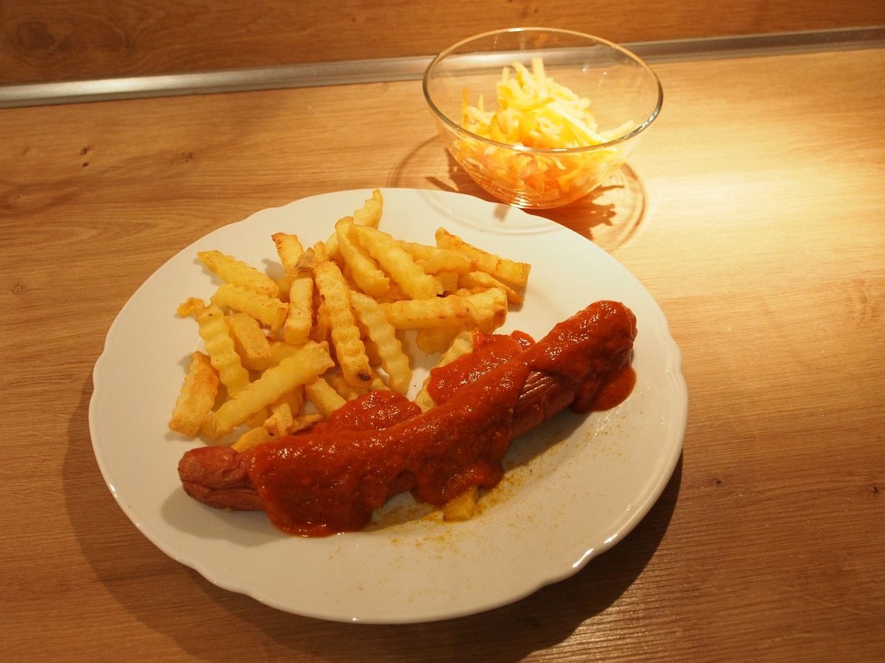 Currywurst mit Pommes