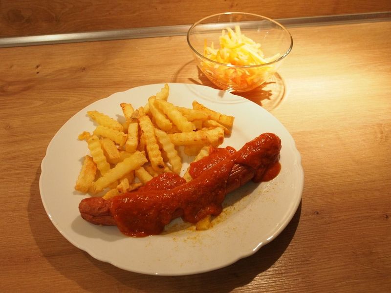 Currywurst mit Pommes