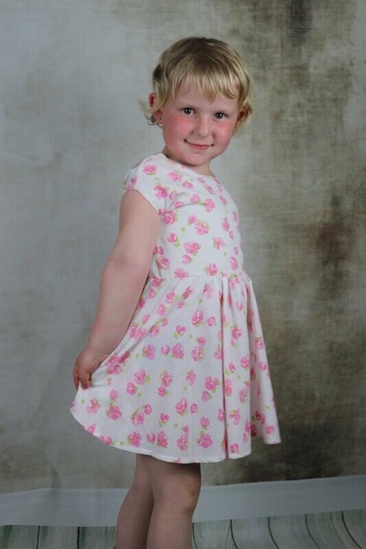 Eiweny Kleid mit Tellerrock mit rosa Streublümchen Eiweny Kleid mit Tellerrock mit rosa Streublümchen