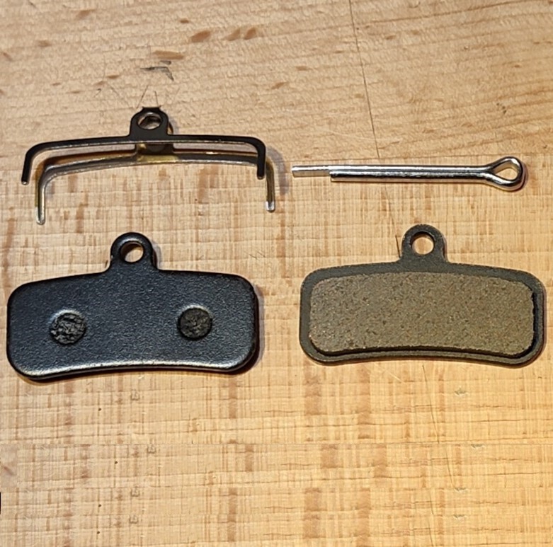 Rectangular "Logan" 4-Piston Brake Pad (Shimano D02S/D03S), Compound: Resin Semi-Metal (equivalent NAMI factory red)