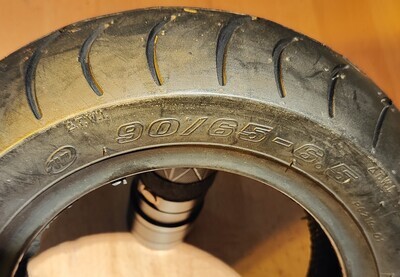 AoXin Wanda 90/65-6.5 Semi-Slick Tyre (tubeless, OSH) [TurboTread DynoSlick P6219]