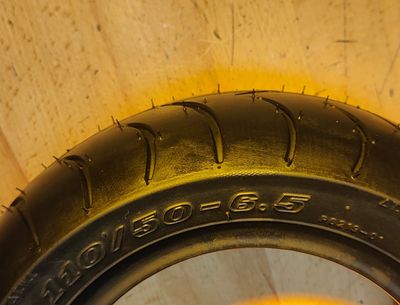 AoXin Wanda 110/50-6.5 Semi-Slick Tyre (tubeless) [TurboTread DynoSlick P6219]