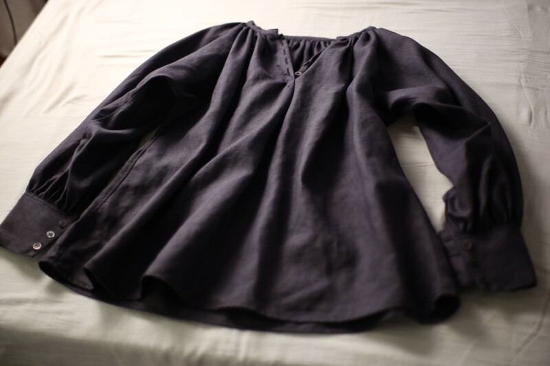 Linen pull-over blouse. Color: Grape