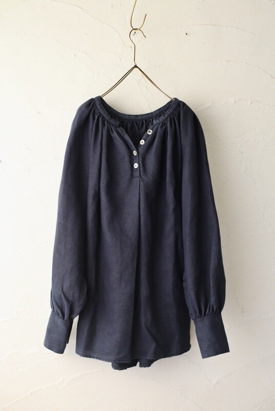 Linen pull-over blouse. Color: Navy