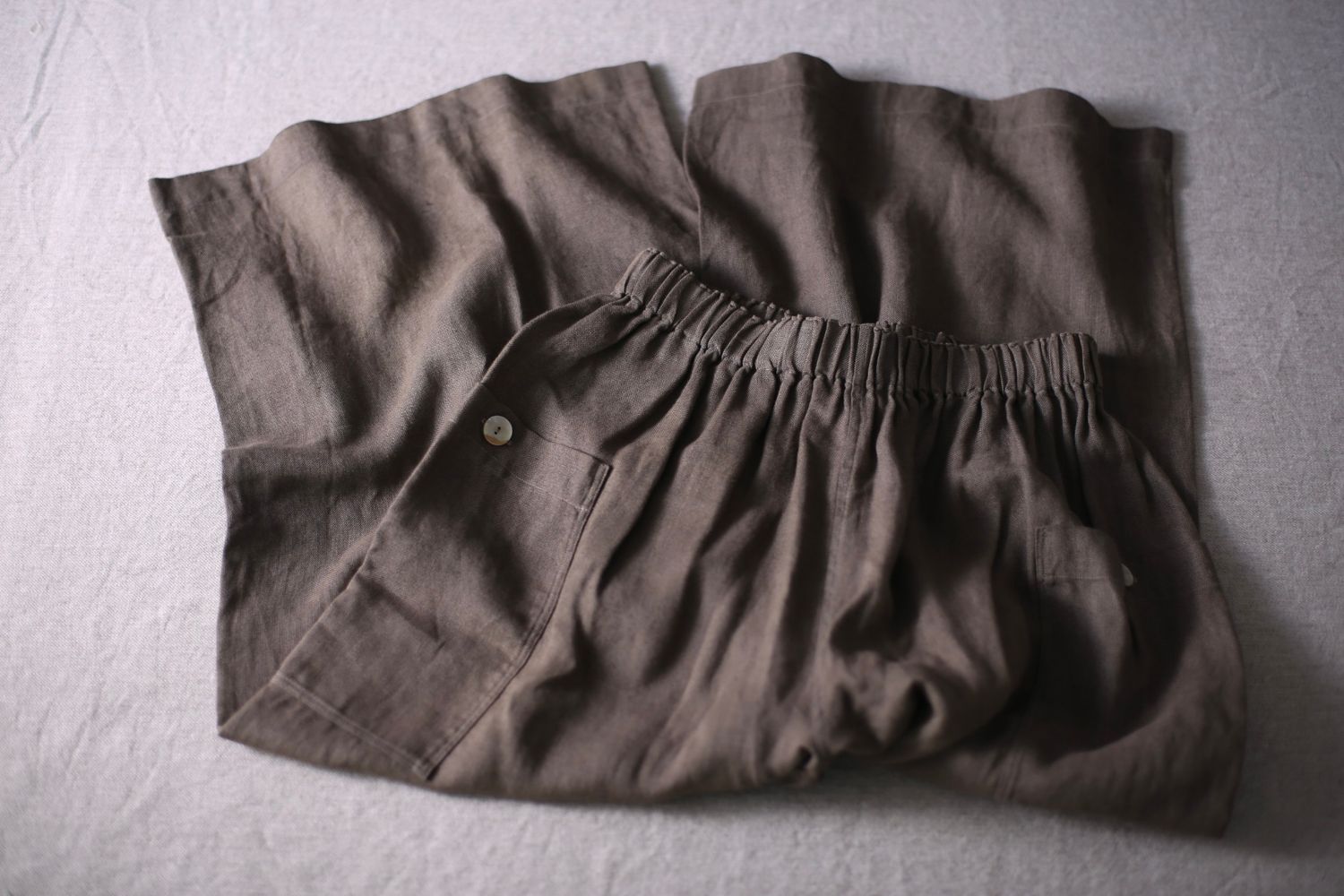 Wide-leg linen pants: persimmon tannin.