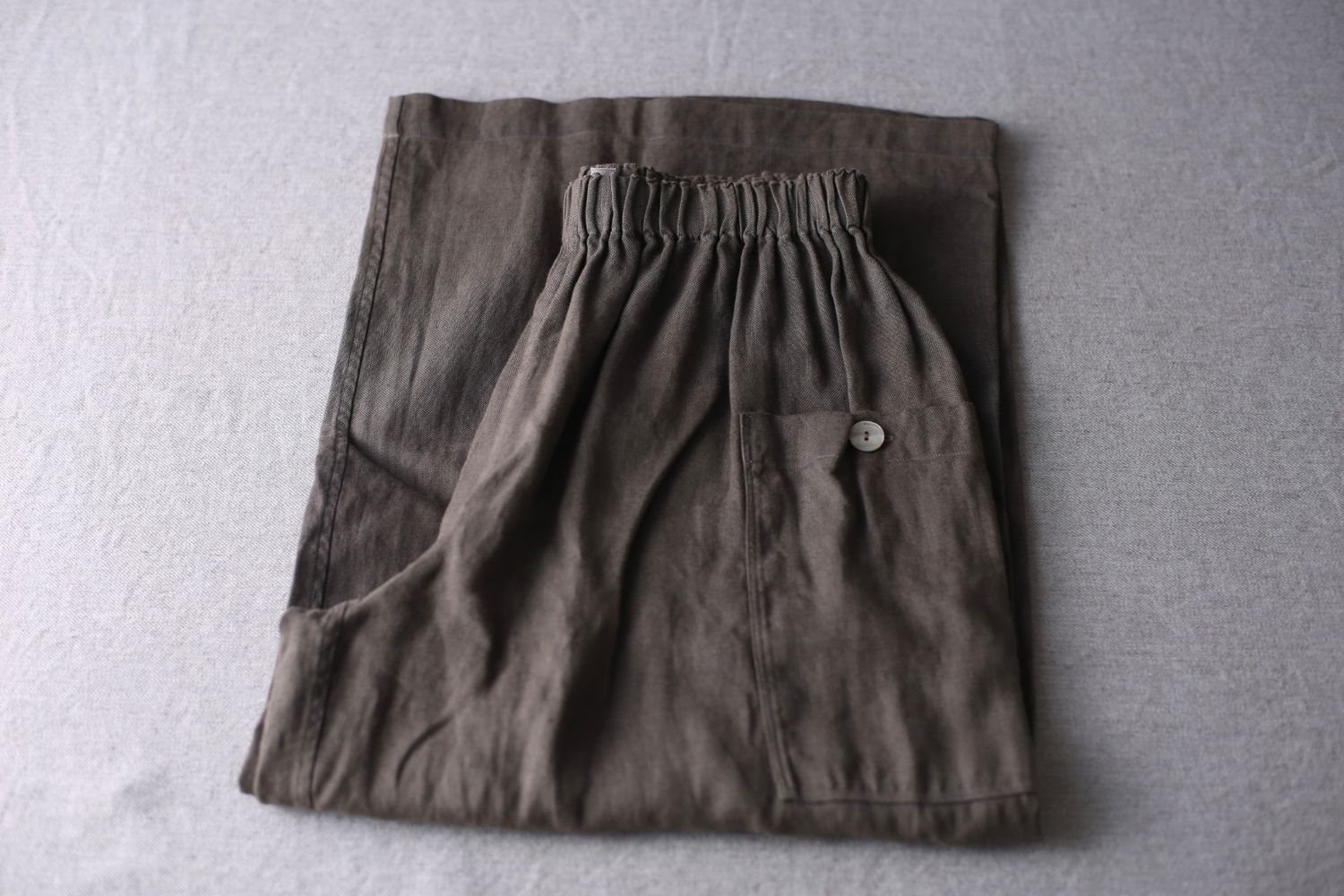 Wide-leg linen pants: persimmon tannin.
