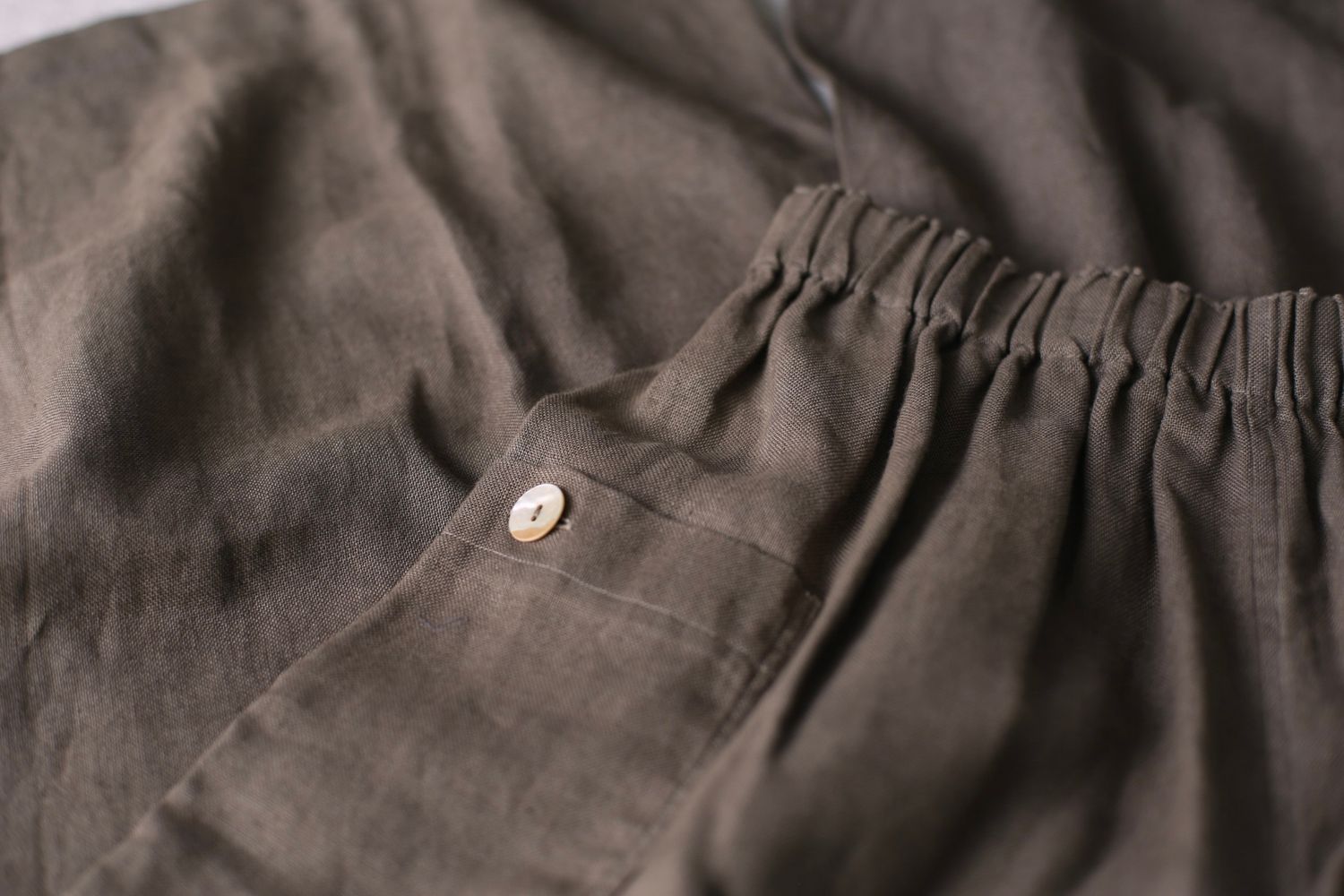 Wide-leg linen pants: persimmon tannin.