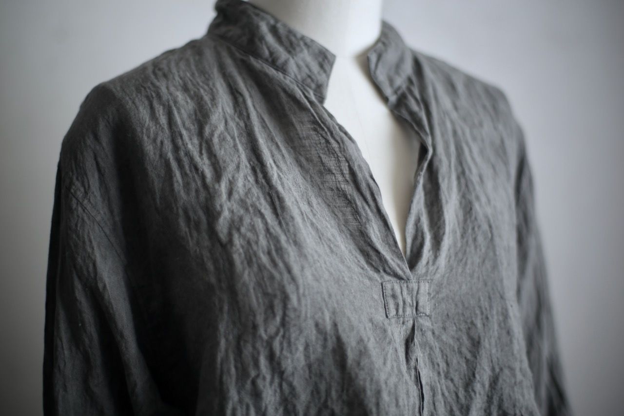リネン プルオーバーブラウス Linen pull-over blouse「墨/Charcoal」