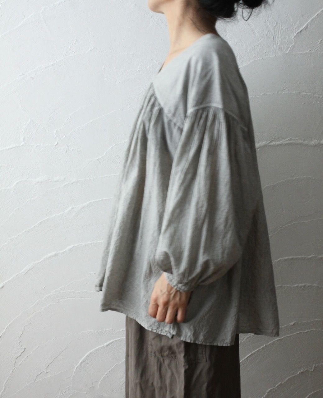 カディコットン カウント100 バルーン袖ブラウス khadi cotton pullover blouse 「藍と墨/Indigo and charcoal」