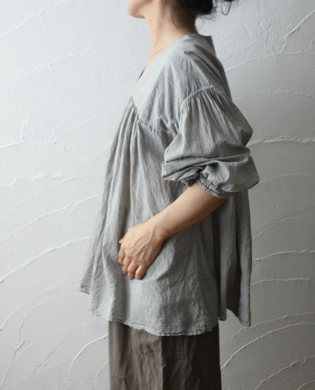 カディコットン カウント100 バルーン袖ブラウス khadi cotton pullover blouse 「藍と墨/Indigo and charcoal」
