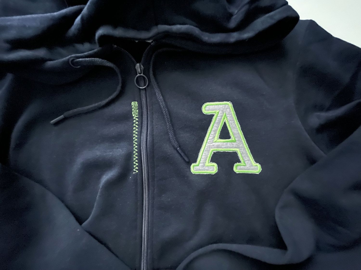 Sudadera personalizada con inicial bordada