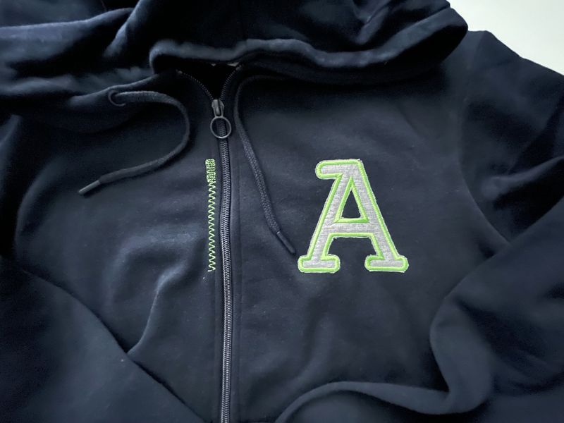Sudadera personalizada con inicial bordada