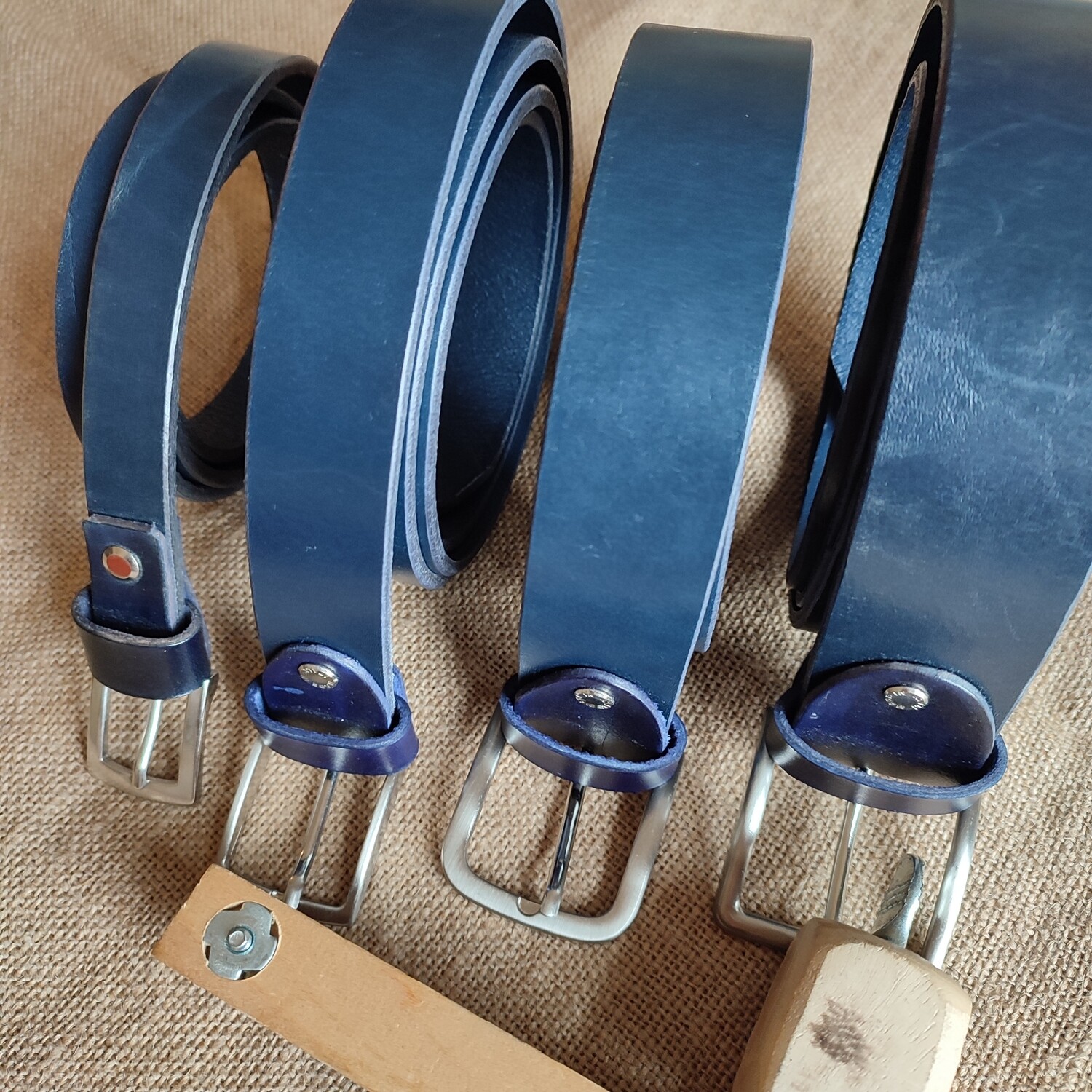 Cinture Artigianali in Cuoio Colore Blu