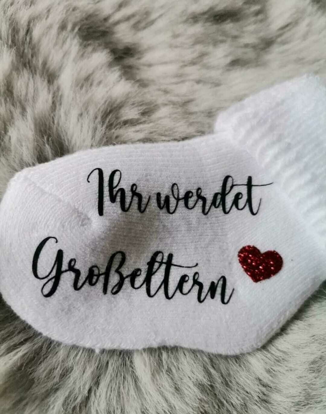 Babysöckchen; Spruch: &quot;Ihr werdet Großeltern&quot;