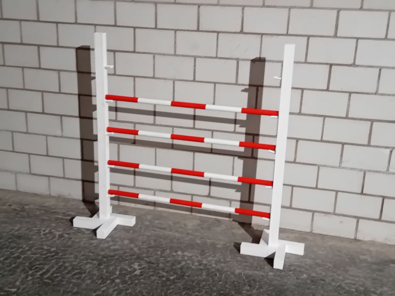 Hobby-Horsing-Hinderniss: kompletter Steilsprung