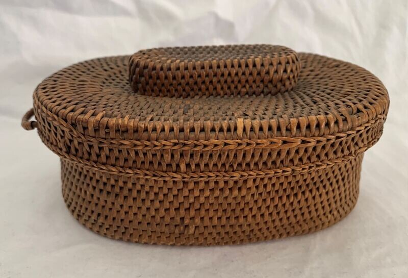 Lombok mandje met deksel, gevlochten rotan.