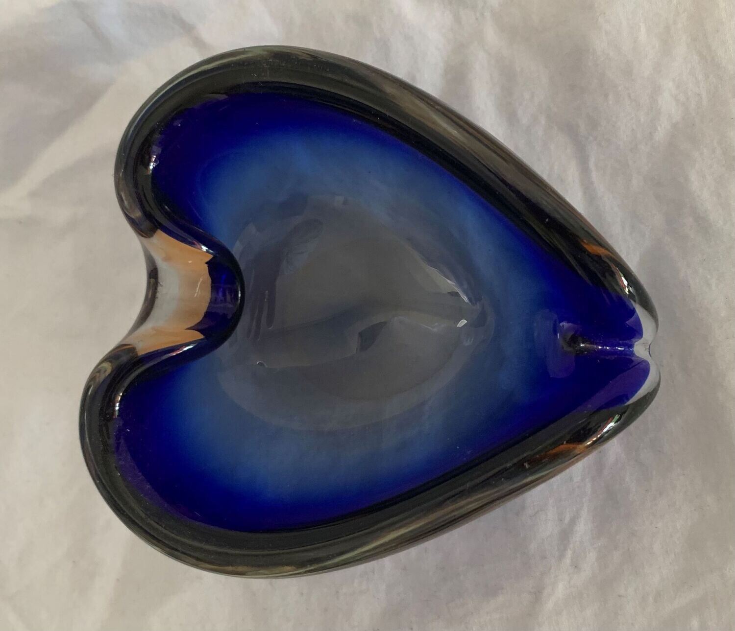 Blauwe glazen asbak