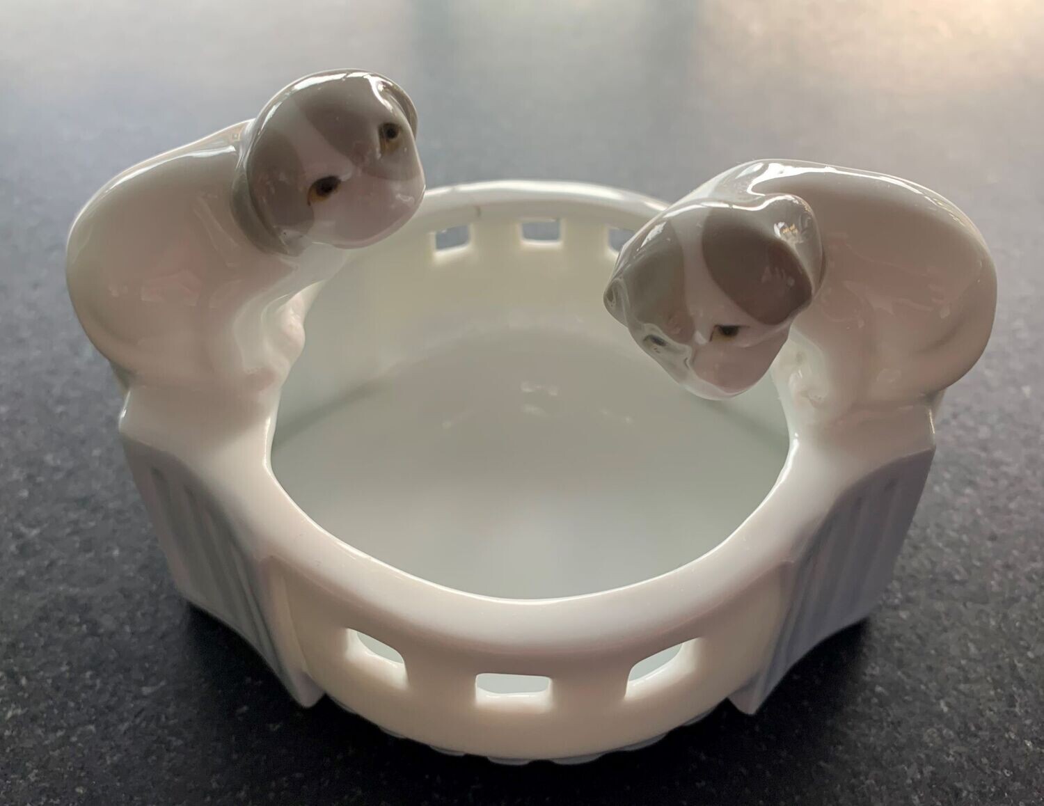 Porseleinen waterbakje met twee hondjes