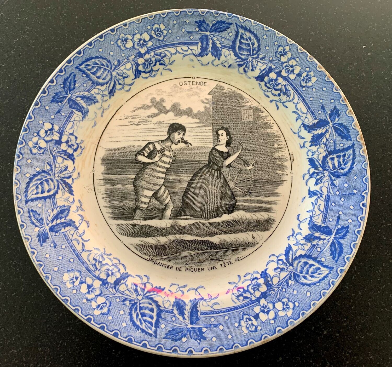Bordje Oostende (assiette parlante): ‘Danger de pique une tête.’ ‘Ostende’.
