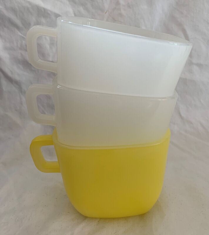 Drie vintage glazen bekers (OPALE France)