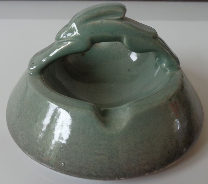 Gestileerde asbak, Velsen, N.V. Kennemer Potterij, Plateel Noord-Holland of Kunstaardewerkfabriek Velsen, model no. 138