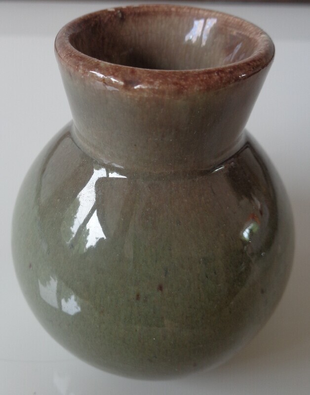 Vaasje, waarschijnlijk Velsen, Potterie Kennemerland, Kennemer Pottenbakkerij, N.V. Kennemer Potterij, Plateel Noord-Holland of Kunstaardewerkfabriek Velsen, model no. 79 of 19