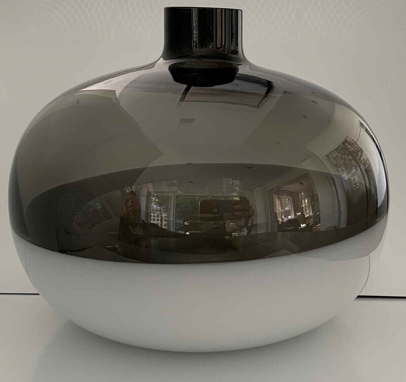 ​Glazen design vaas; melkwit en rookzwart