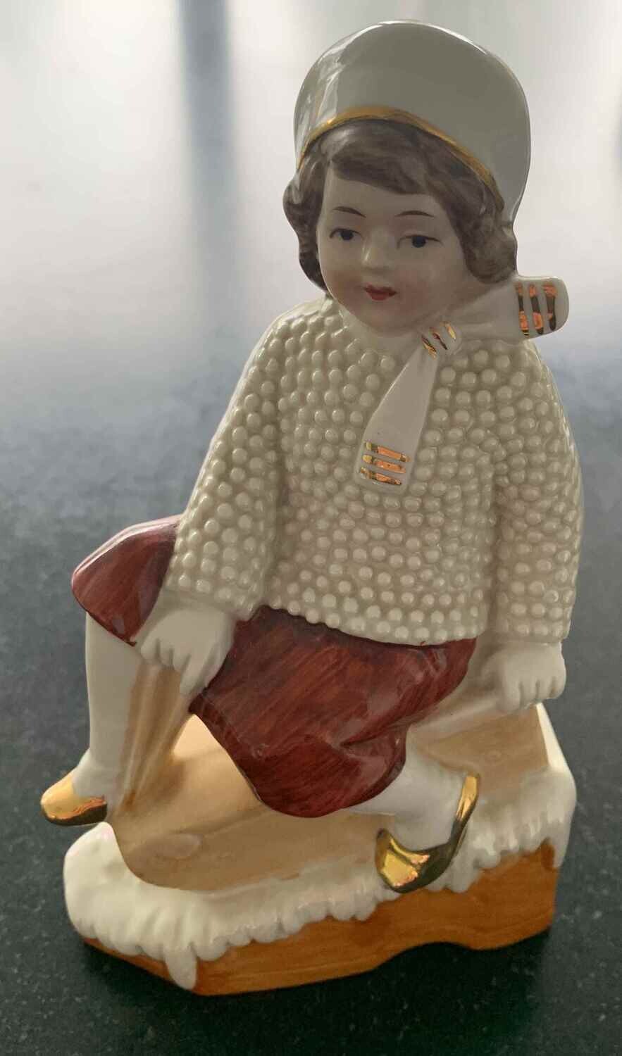 Porseleinen sculptuur sleerijdend kind (Winterkind)
Periode: eerste helft van de 20ste eeuw.