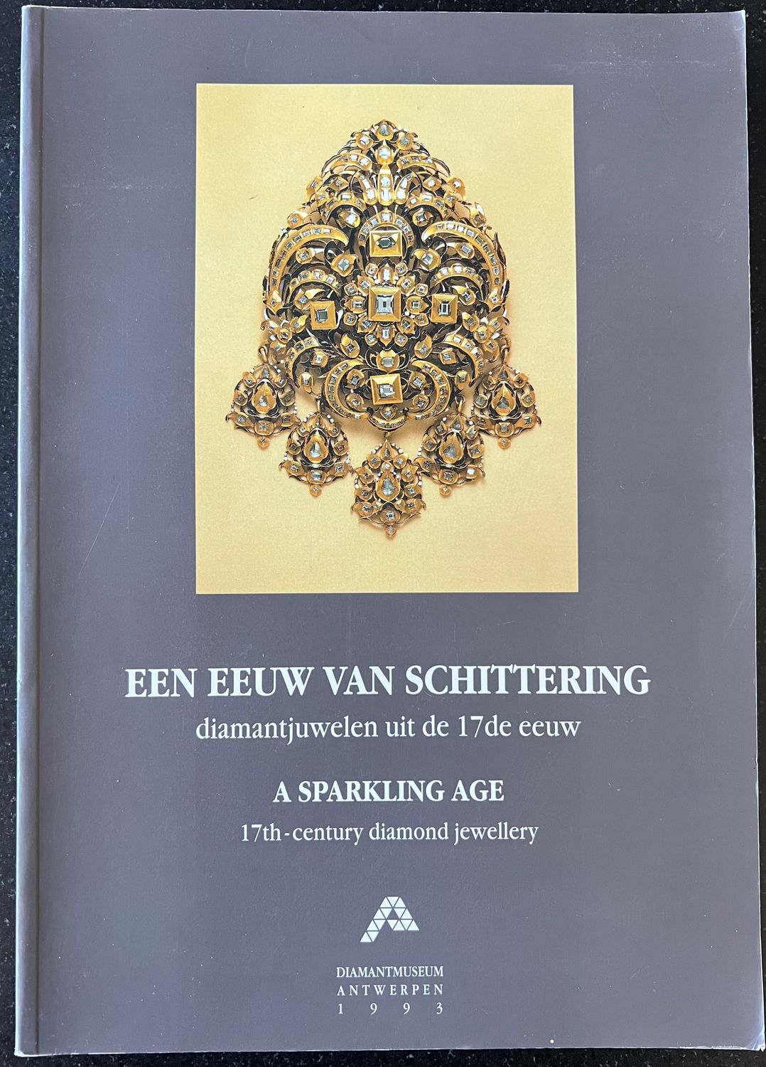Een eeuw van schittering. Diamantjuwelen uit de 17de eeuw. A Sparkling Age. 17th Century diamond jewellery (Catalogus tentoonstelling 11 juni – 3 oktober 93)