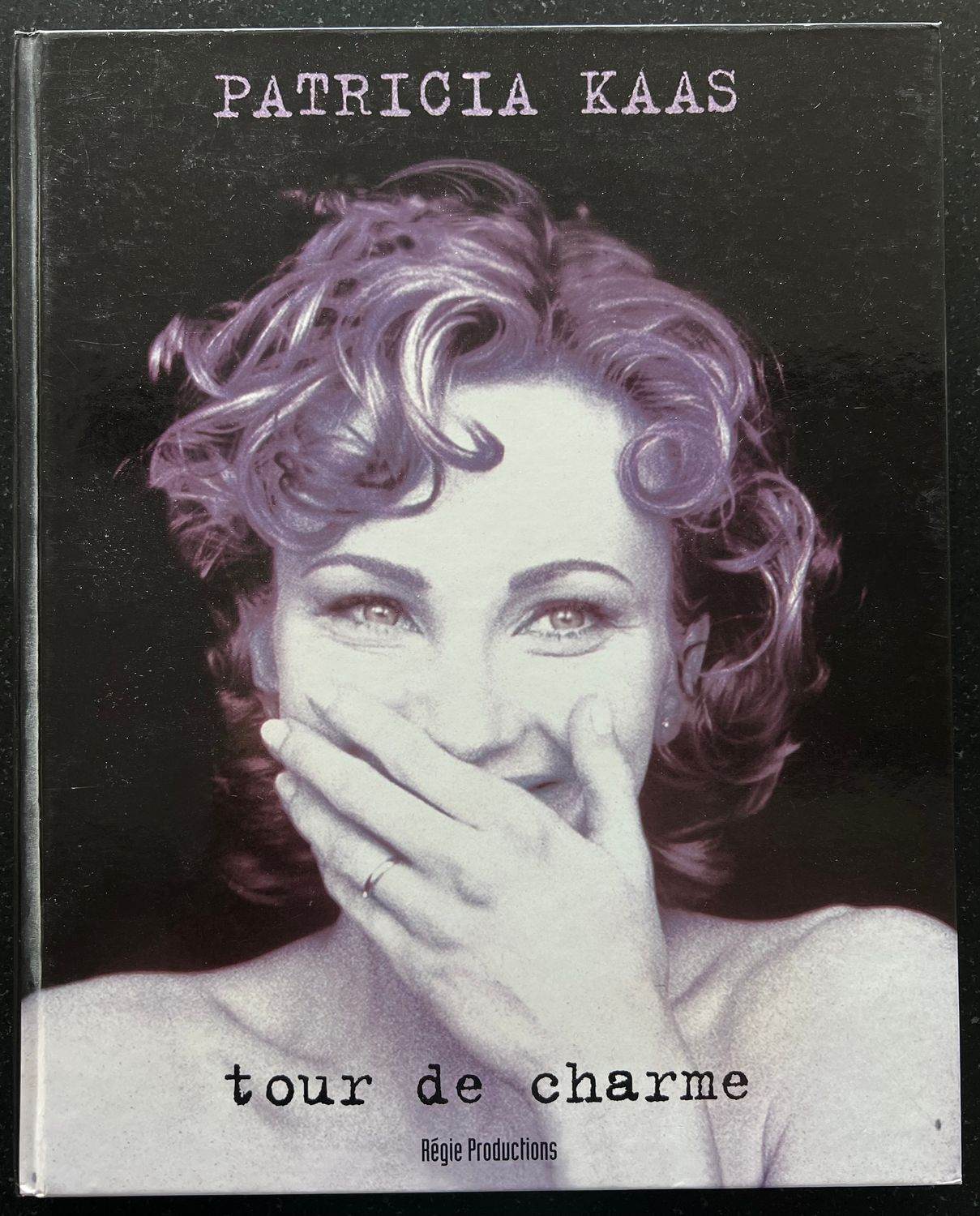​Gilles Medioni (ed.) (Fotografie: Claude Gassian), Patricia Kaas. Tour de Charme, Le mans: Régie Productions, 1994, 130 pp.