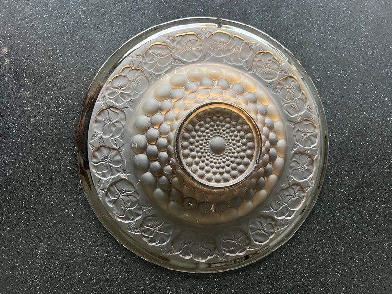 ​Art Deco glazen schaal.  Amberkleurig persglas met gestileerde florale motieven.