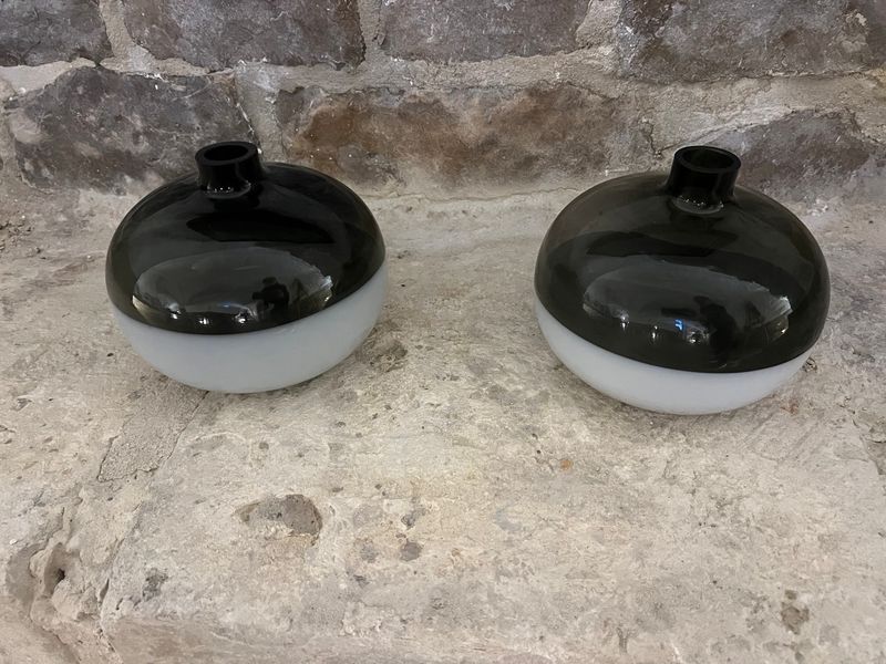 ​Glazen design vaas; melkwit en rookzwart