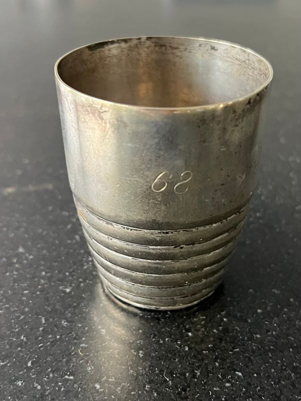 ​Verzilverde Art Deco geboortebeker.