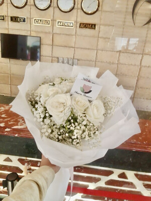 7 White Roses in Design Craft