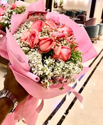 9 Pink Roses Hand Bunch and Chocolate Cake