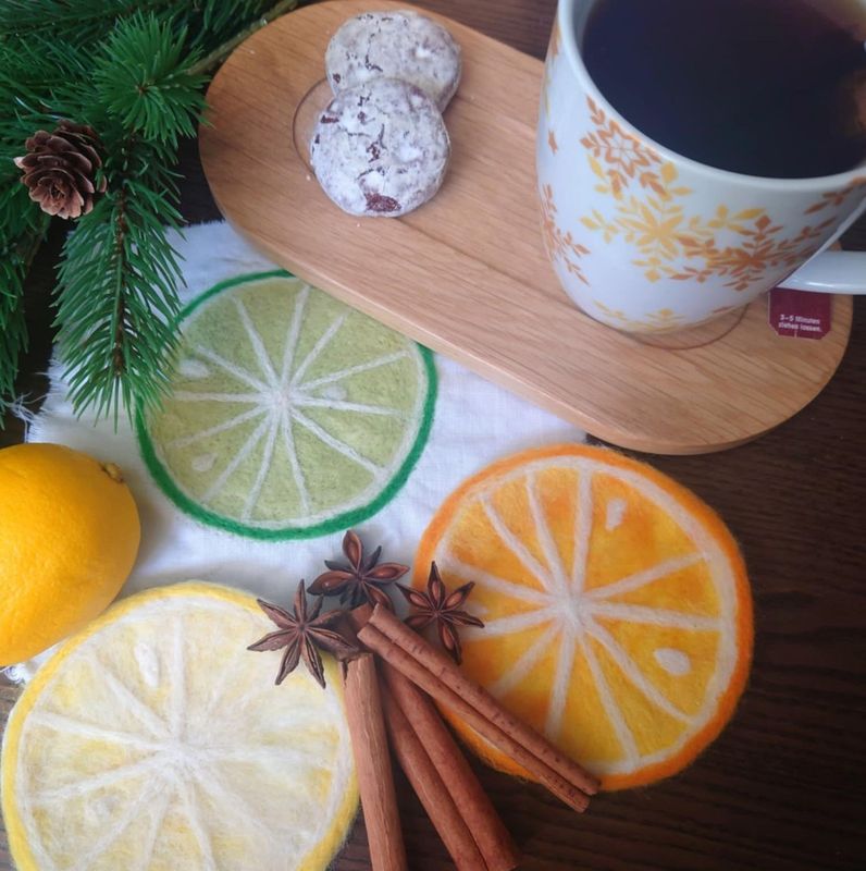 Filzen für freche Früchtchen Tasse mit Tee und Lebkuchen auf weihnachtlichem Tisch, Unteersetzer in Zitrusform, Zitrone und Weihnachtsgewürze