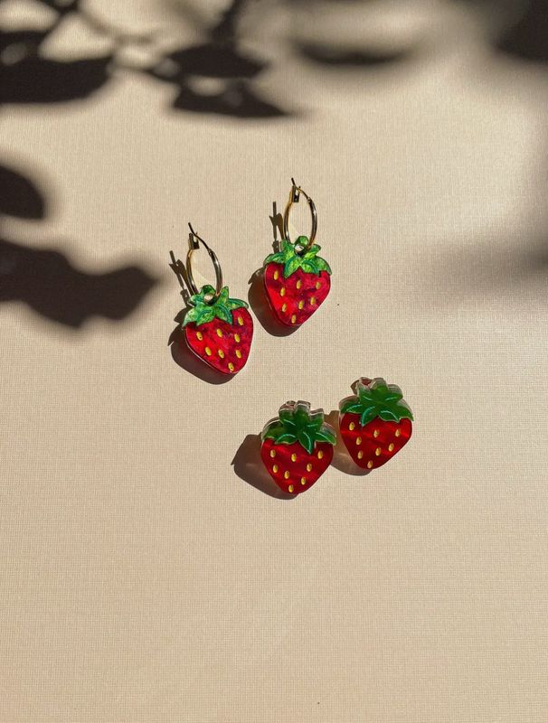 Straw Buh Buh Buh Berry Dangle