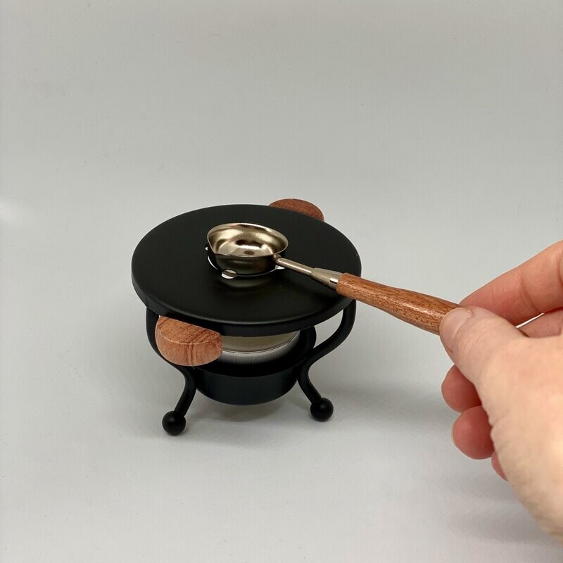 Smeltpotje met lepel