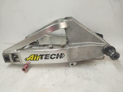 97 SUZUKI GSXR 750 SWINGARM + PIVOT SHAFT+ REAR AXLE + SPOOLS # 61000-33E10 (PRE OWNED)