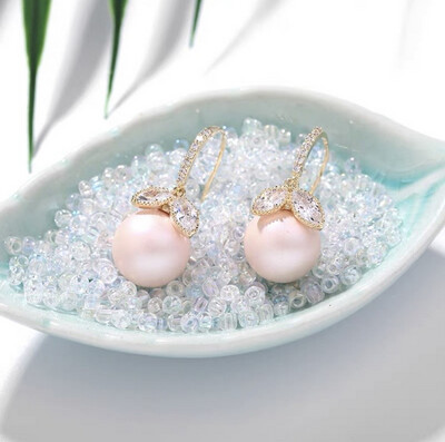 Shinny Pearl Earrings ( Leaves Style )
