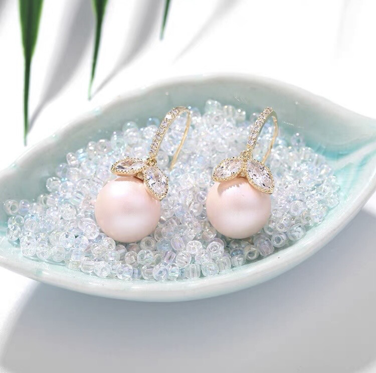 Shinny Pearl Earrings ( Leaves Style )