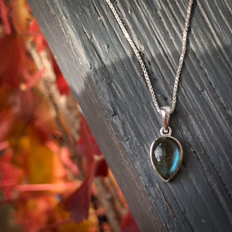 Dainty Pendants: Labradorite