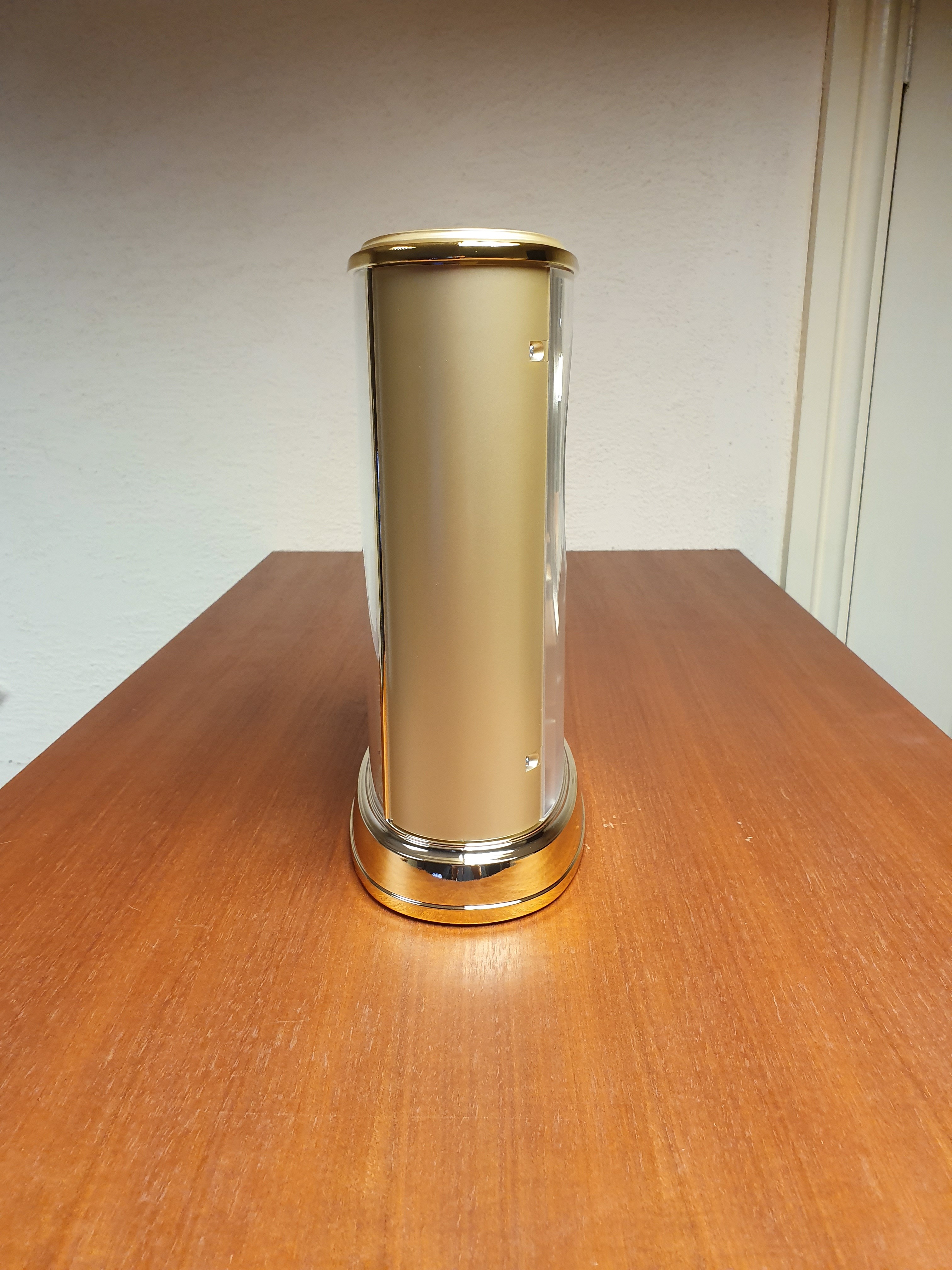 Rythm Mantel Clock with rotating pendulum