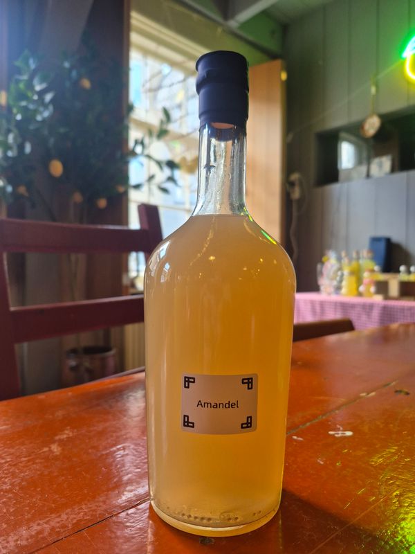 Amandel likeur ( 700ml)